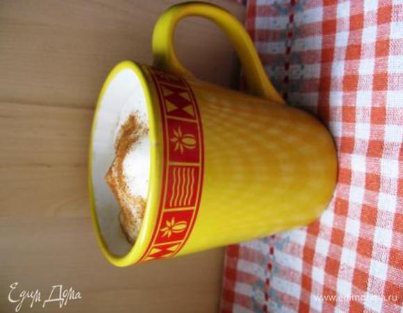 С краю потихонечку вливаем кофе. К сожалению, у меня нет высокой прозрачной чашки для таких напитков, поэтому Вы можете верить мне только на слово, что слои не перемешались. Украшаем по желанию. У меня корица. Любителям сладких напитков с солененьким бутербродиком приятного аппетита!