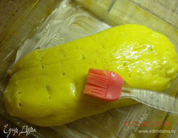 Аккуратно переложит рулет на смазанный маслом противень. Смазать рулет желтком. проткнуть вилкой в нескольких местах и выпекатьв разогретой духовке 40-50 минут.