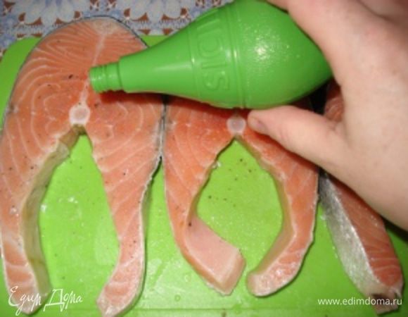 Стейки посолить, поперчить, сбрызнуть соком лайма и посыпать специями и дать постоять 10 минут.