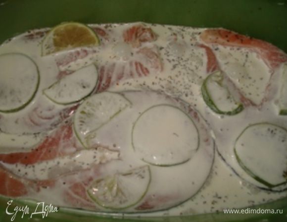 Затем стейки переложить в чашку, 1/2 лайма порезать на дольки, положить на стейки и залить сливками, оставить на 20 минут.