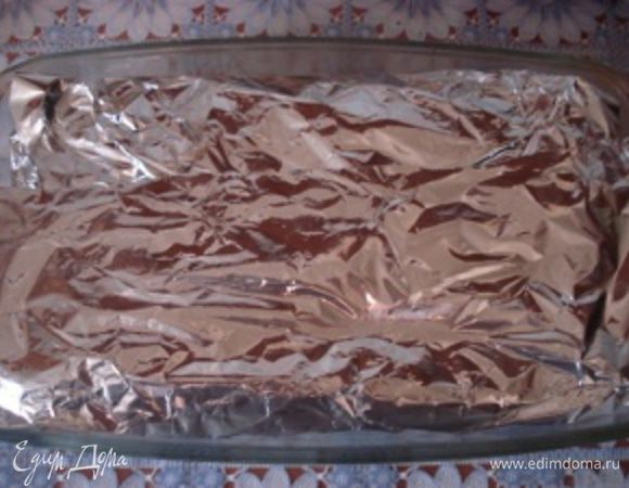 Хорошо закрыть стейки сверху фольгой и поставить в предварительно разогретую до 200 градусов духовку на 30 минут.