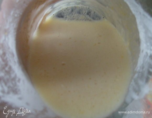 В это время для начинки взбить яйца, желтки, сахар, крахмал и цедру лимона.