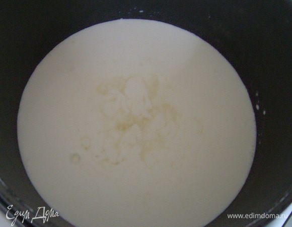 В тяжелой кастрюле нагреть молоко, сливки и лимонный сок почти до кипения.