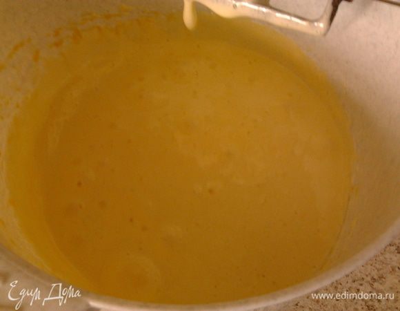 приготовим сразу все наши ингредиенты для теста,потому что мы будем взбивать все по очереди без перерыва.Итак,отделяем белки от желтков,и взбиваем белки до плотных пиков,добавляя постепенно сахар