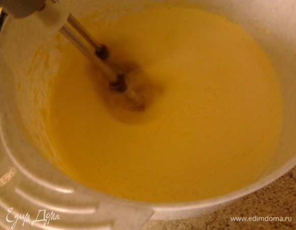 теперь мы бросаем по очереди желтки,немножко в забьем и сразу же наливаем раст.масло и молоко не прекращая взбивать  