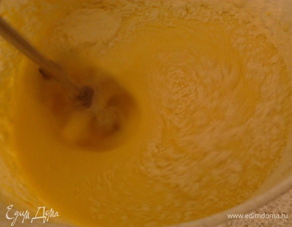 теперь мы смешиваем муку с разрыхлителем,все это добавляем к нашей массе и хорошо перемешаем