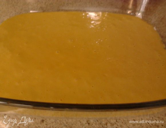 берем форму застелаем пергаментом смазан.маслом и вылаживаем белое тесто