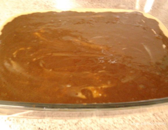 потом сверху белого выливаем тесто с какао