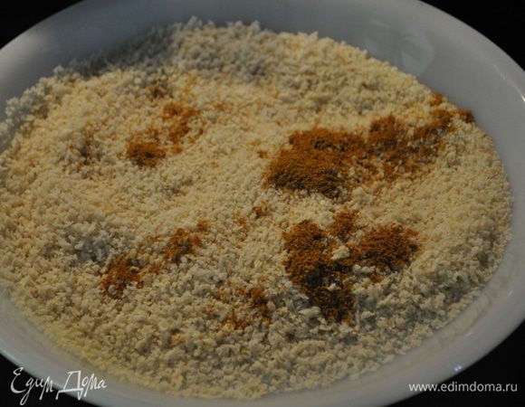 Разогреть духовку до 200гр. Подготовим противень,прикроем его фольгой и смажем маслицем.
Панко  смешаем с карри специей.