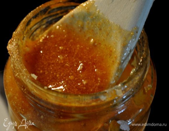 Подготовим абрикосовую смесь. Чеснок мелко порезанный, лайм.сок,цедра,соль и кайен.перец смешаем с абрикосовым джемом в емкости.