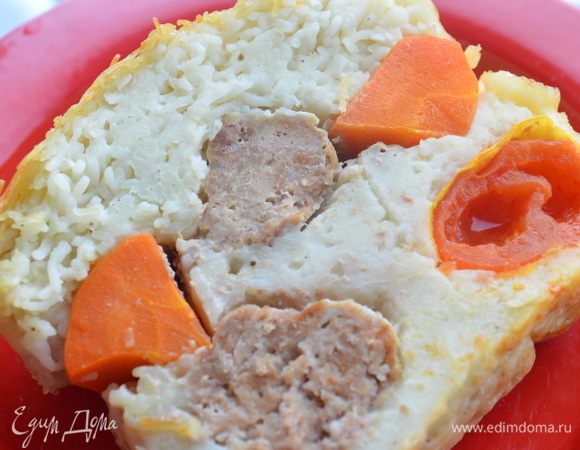 Приготовление: Отварить макаронные изделия, добавить яйца, сметану, 2 ст.л. оливкового масло , перец , мускатный орех. Форму застелить пергаментом, смазать маслом.  Выложить стой лапши на него ряд помидор и колбаску из фарша. Слой лапши , 2 ряда брусков моркови , между ними колбаску из фарша. Сверху оставшуюся лапшу, можно засыпать верх тертым сыром. Запекать в разогретой до 200 градусов духовке 50 минут. МИР ВАМ!

