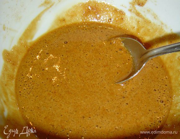 Для приготовления печенья нам нужен пакетик "Капучино с амаретто" и чайная ложка растворимого кофе, которые мы растворяем в в столовой ложке кипятка.