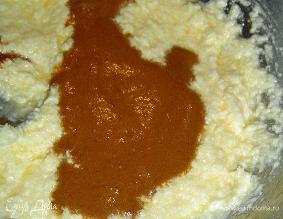 Размягченное масло растираем с сахаром и яйцом, добавляем раствор кофе и капучино, тщательно перемешиваем.