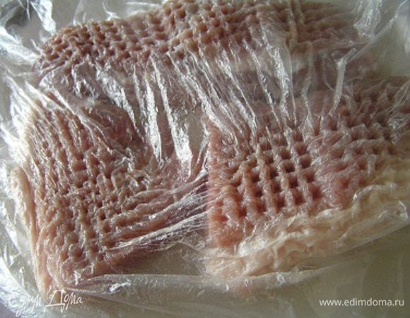 Свинину отбить, посолить. поперчить, обжарить с двух сторон на растительном масле до румяной корочки,