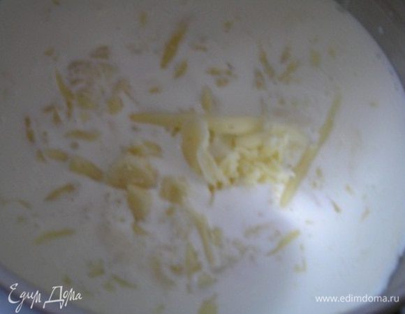 Для соуса сливки налить в кастрюльку, добавить вино и  натертый сыр, нагревать на медленном огне, помешивая, до расплавления сыра, снять с огня,