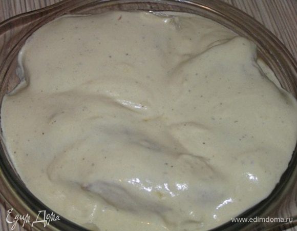 Залить соусом свинину,