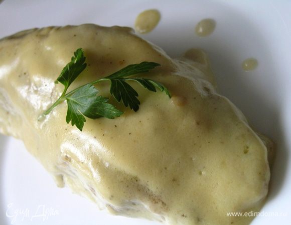 Подавать, полив соусом.