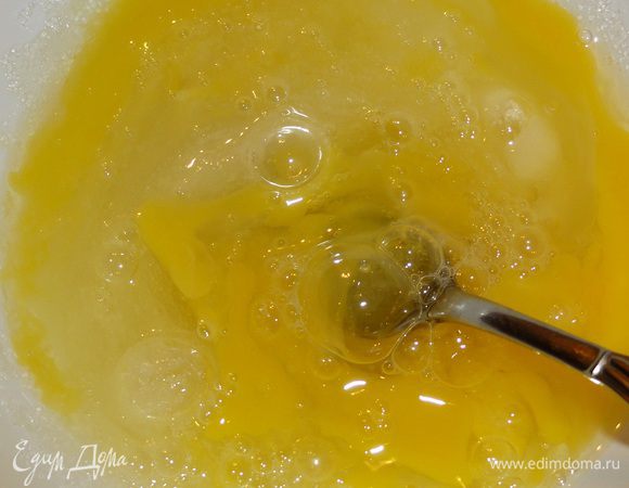 Яйцо, белок и сахар смешайте...