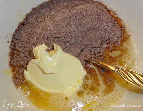 ...добавьте  мучную смесь, мягкое сливочное масло и тщательно перемешайте.