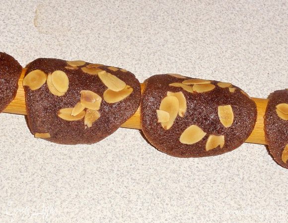 Выпекайте при температуре 170 гр. 8 минут. Быстро снимите готовые чипсы и положите их на скалку. Когда остынут можно снять.