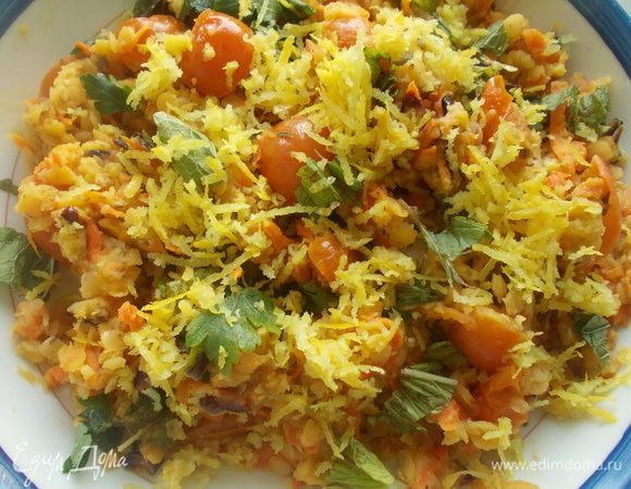 Чечевицу отварить по инструкции в кипящую воду я добавила чеснок,лавровый лист,шалфей и тимьян,затем воду слить и все веточки и листочки с чесноком вытащить,посолить и поперчить чечевицу.Чечевицу получилась очень ароматная,нагреть на сковороде масло и спассировать мелко нарезанный лук,тертую морковь и черри порезанные на четвертнки,соединить с чечевицой.Петрушку и мяту мелко порубить и добавить к салату,выжать сок из половины лимона и заправить салат.Посыпать тертой лимонной цедрой.всё готово,очень вкусно,попробуйте!