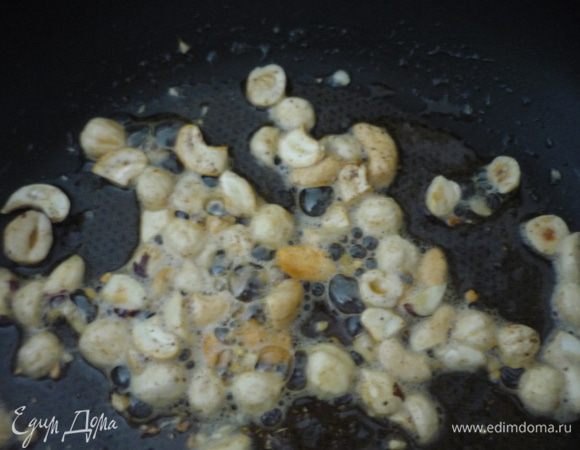 Добавить масло, мускатный орех, измельченный чеснок. Посолить, поперчить.