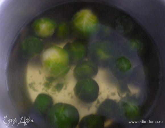 Капусту отварить в подсоленной воде в течение 7 минут. Воду слить, капусту откинуть на дуршлаг.