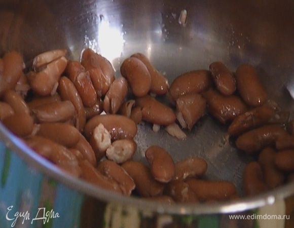 Фасоль замочить на несколько часов, а лучше на ночь, затем отварить до готовности, в конце посолить.