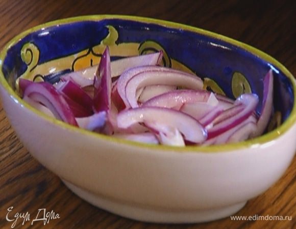 Лук почистить, нарезать тонкими полукольцами, залить 1 ст. ложкой уксуса и дать постоять.