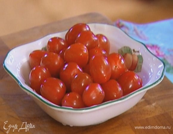 Помидоры разрезать пополам.