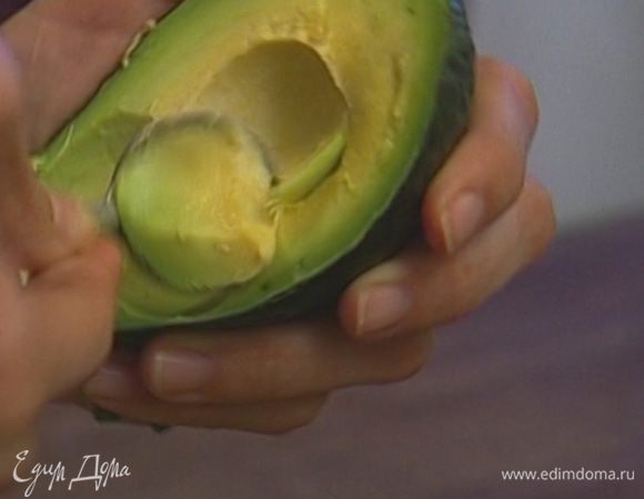 Авокадо разрезать пополам, удалить косточку и чайной ложкой вынуть мякоть.