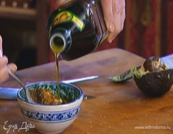 Приготовить заправку: соединить оставшийся уксус, горчицу, тмин, соль и оливковое масло, перемешать. 