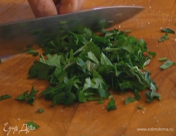 Петрушку порубить.