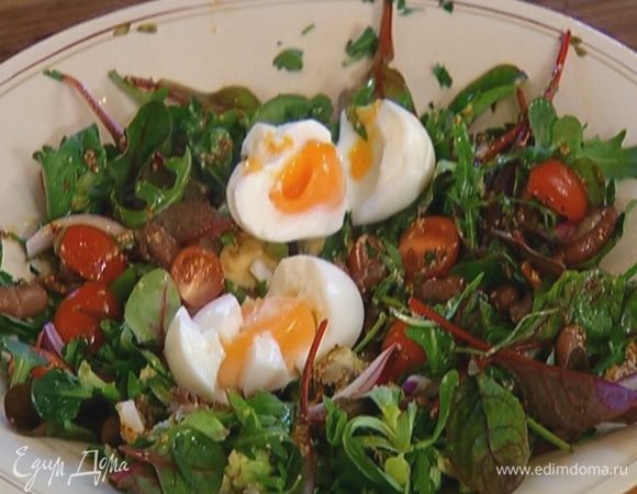 Сверху разложить яйца и сбрызнуть оставшейся заправкой.