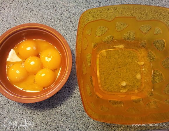 Белки отделяем от желтков...