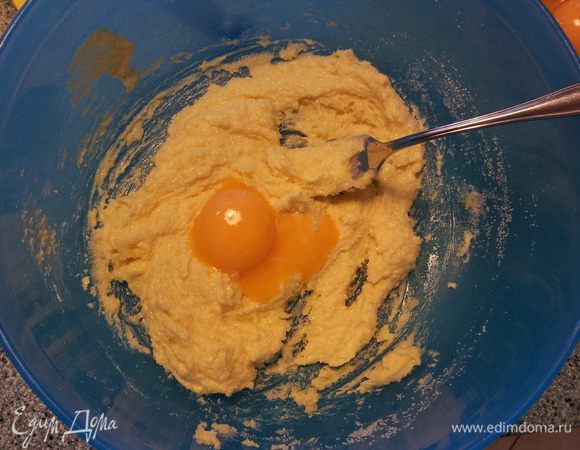 Масло растираем с сахаром и добавляем по одному желтки...