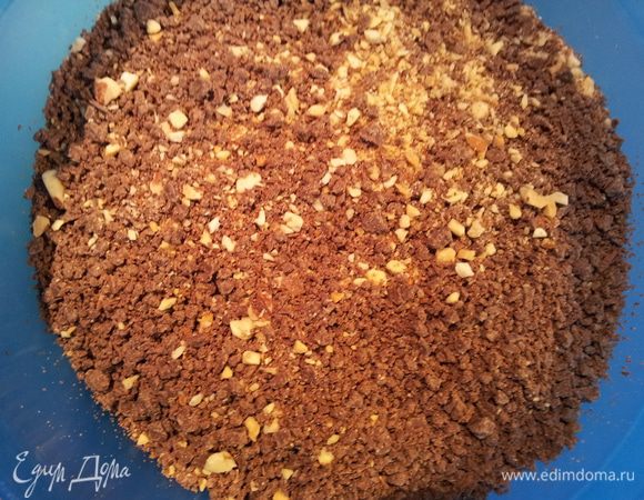 Орехи и шоколад перемалываем в блендере...