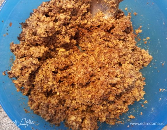 И аккуратно вводим в сахарно-масляную массу. Добавляем цедру и корицу. Перемешиваем. 