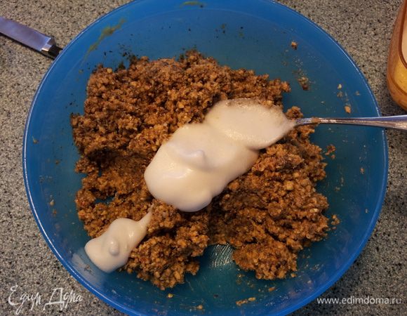 Белки взбиваем до пиков и вводим в основную массу, аккуратно перемешиваем...