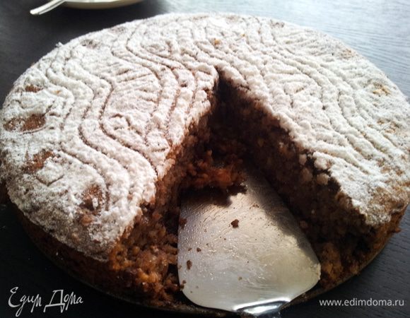 В смазаную форму выкладываем нашу массу и ровняем. Ставим в разогретую до 180 духовку минут на 40. Проверяем готовность зубочисткой. Она должна быть сухой, но не передержите торт, он должен быть слегка влажный. 