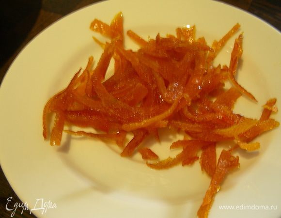 Получаются вот такие цукаты. Лучше их сразу переложить на какую-нибудь тарелку, иначе они могут прилипнуть ко дну кастрюли.