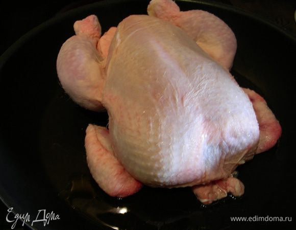 Теперь курочка. Моем ее, сушим. В большой сковороде разогреваем растительное масло и обжариваем нашу курочку на сильном огне до образования румяной корочки. (Если готовите утку, то может выделяться жир, тогда его нужно убрать).
