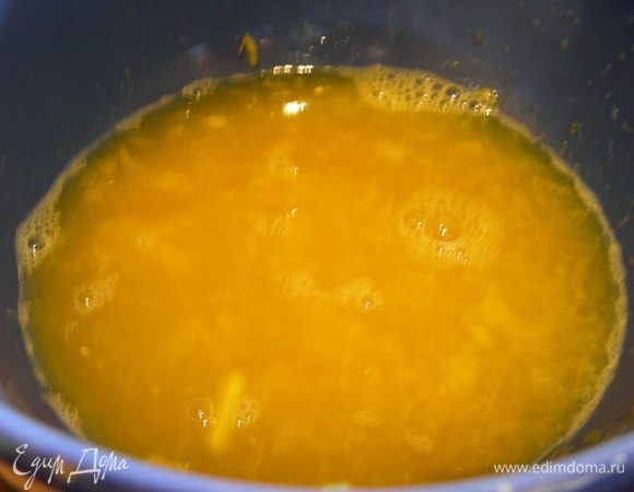 Из апельсинов отжимаем сок.
