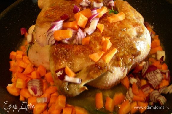 В сковороду к курочке добавляем лук, морковь, апельсиновый сок, букет гарни, солим, перчим по вкусу. Доводим до кипения и готовим пару минут.