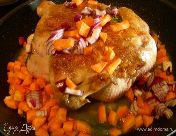 В сковороду к курочке добавляем лук, морковь, апельсиновый сок, букет гарни, солим, перчим по вкусу. Доводим до кипения и готовим пару минут.