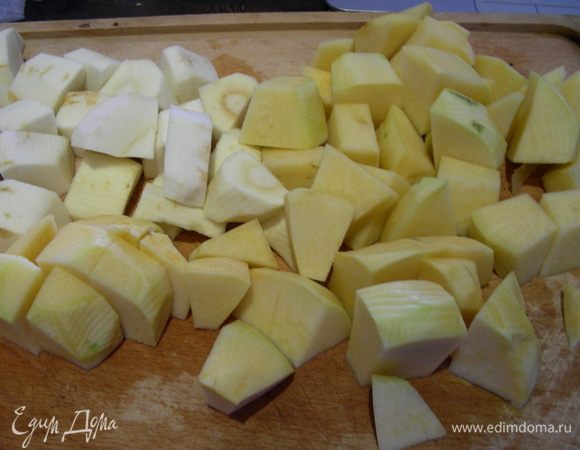 В это время готовим гарнир. Нарезаем крупными кусочками наши овощи.