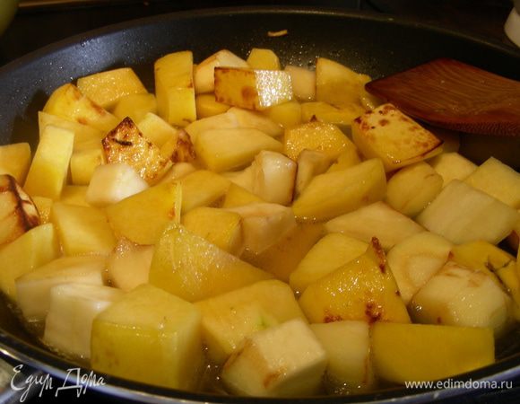 Разогреваем сливочное масло, выкладываем овощи, сначала обжариваем их минут 5-10 на сильном огне. Солим, перчим, добавляем 1 ч.л. сахара. Затем заливаем их водой, так чтобы она слегка покрыла овощи о томим их на среднем огне до готовности около часа. При необходимости доливаем водички.
