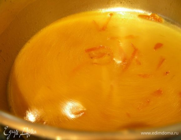 Выливаем его в кастрюльку, добавляем апельсиновый ликер, мед, лимонный сок, половину цукатов. Сладость соуса можно регулировать лимонным соком или медом. Мне надо было, чтобы это было не очень сладко, поэтому я взяла 1/2 ст.л. меда и сок 1.5 небольших некислых лимона. Получилось самое то. Доводим эту смесь до кипения и даем ей немного уменьшиться. Должен получиться такой соус-поливка.
