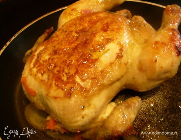 Возвращаем курочку на сковородку, где она готовилась и карамелизируем ее на небольшом огне, поливая нашим соусом (минут 15).
