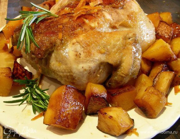 Выкладываем нашу курочку на блюдо, вокруг нее раскладываем овощи, украшаем цукатами и веточками розмарина. И подаем. Приятного аппетита))
